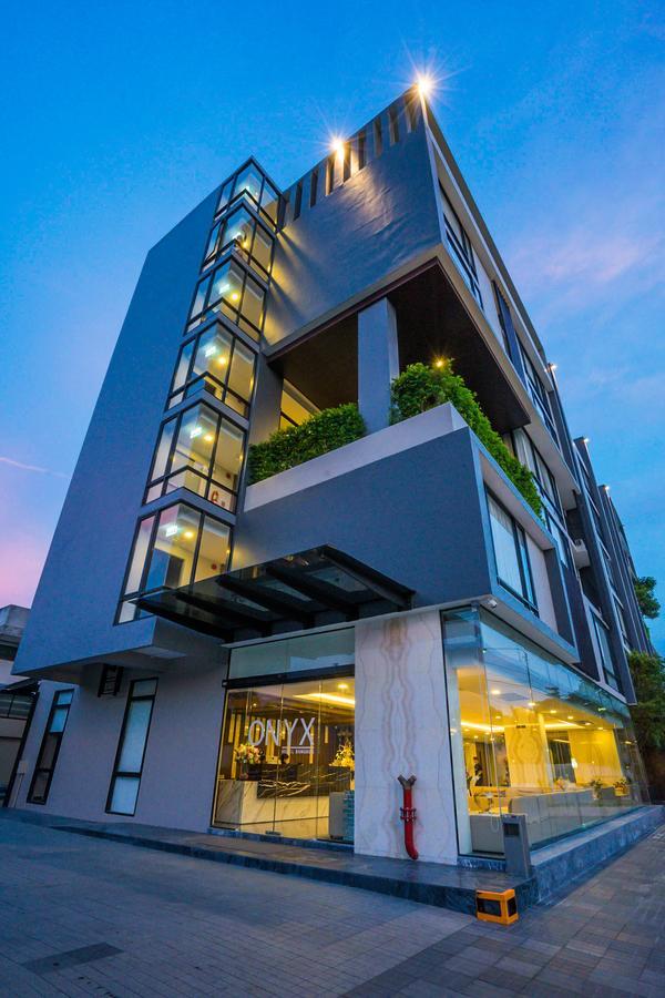 Onix Hotel Bangkok Exteriör bild